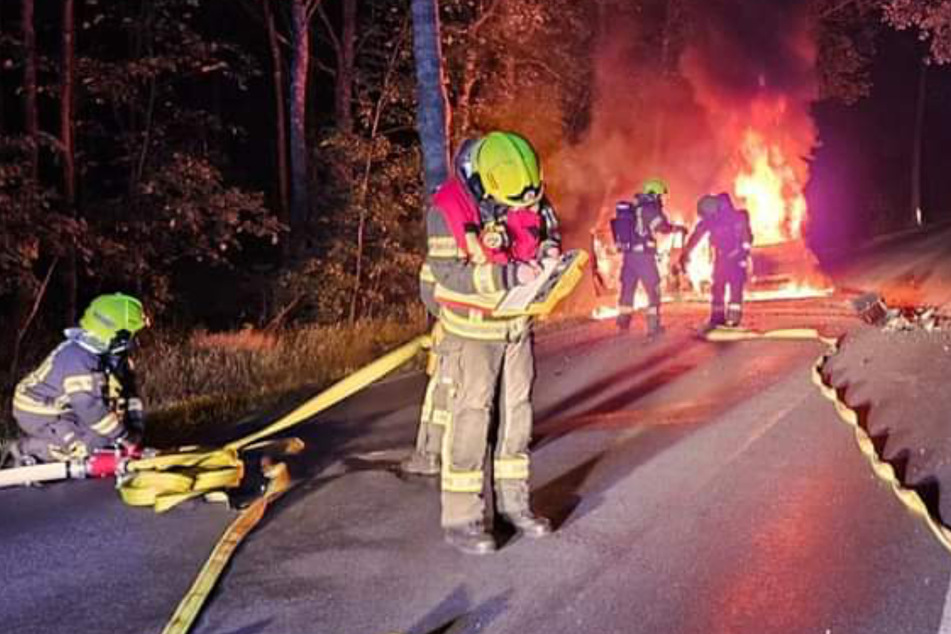 Als die Kameraden der Feuerwehr Ehrenfriedersdorf eintrafen, stand der Skoda in Flammen.