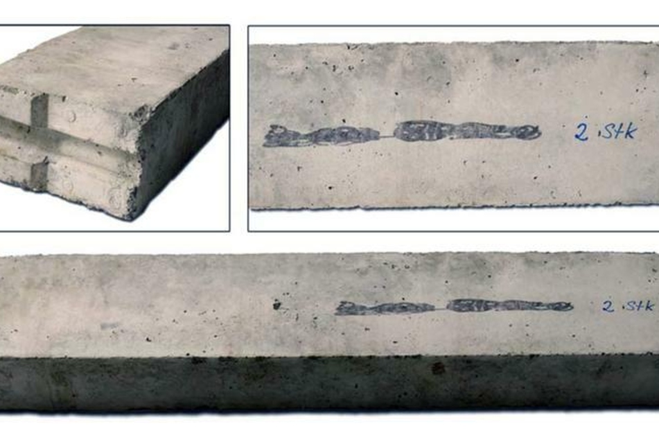 Der am Toten festgebundene Betonblock ist 30 Kilogramm schwer, hat die Maße 84x16x10cm und Einkerbungen ("Nuten") an den kurzen Seiten. Eine schwarz durchgestrichene Aufschrift sowie die blaue Aufschrift "2 Stk" sind zu erkennen.