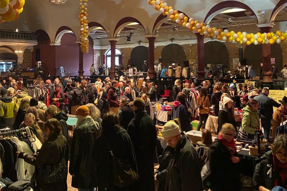 Im warmen Ballsaal des Felsenkellers könnt Ihr am Sonntag ab 12 Uhr über den Flohmarkt schlendern.