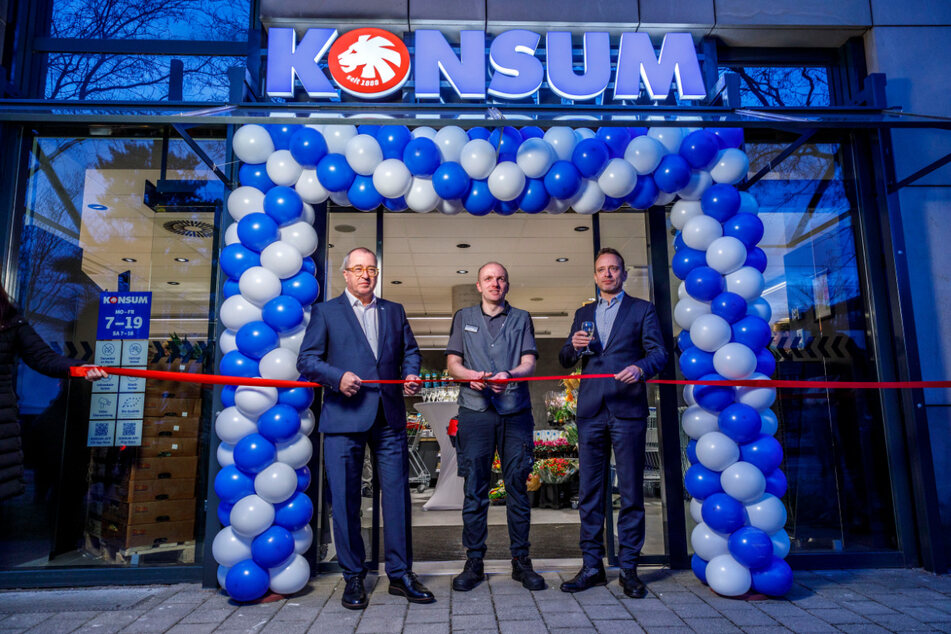 Große Ehre: Marktleiter Sven Rüger durfte, umrahmt von der KONSUM-Chefetage um Roger Ulke (58, l.) und Sören Goldemann (43) den neuen Markt eröffnen.