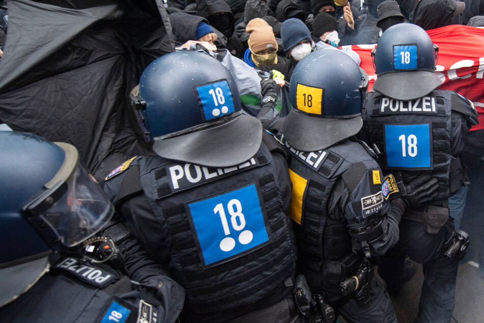 Zu massiven Auseinandersetzungen zwischen Polizei und Demonstranten kam es auf der "Revolutionären 1. Mai Demo" in Frankfurt.