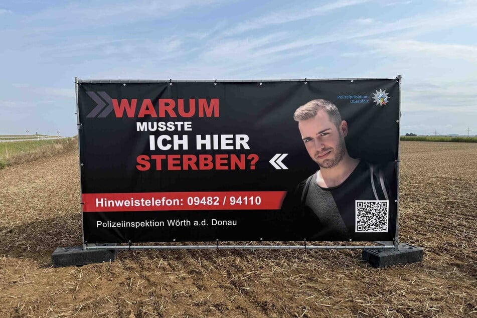 Ein Banner mit einem Foto des Unfallopfers steht bei Riekofen in der Oberpfalz.