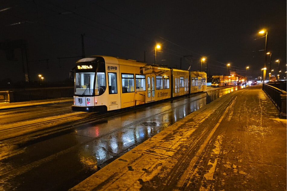 Für die Straßenbahnen ging es auf der Marienbrücke zwischenzeitlich nicht weiter.