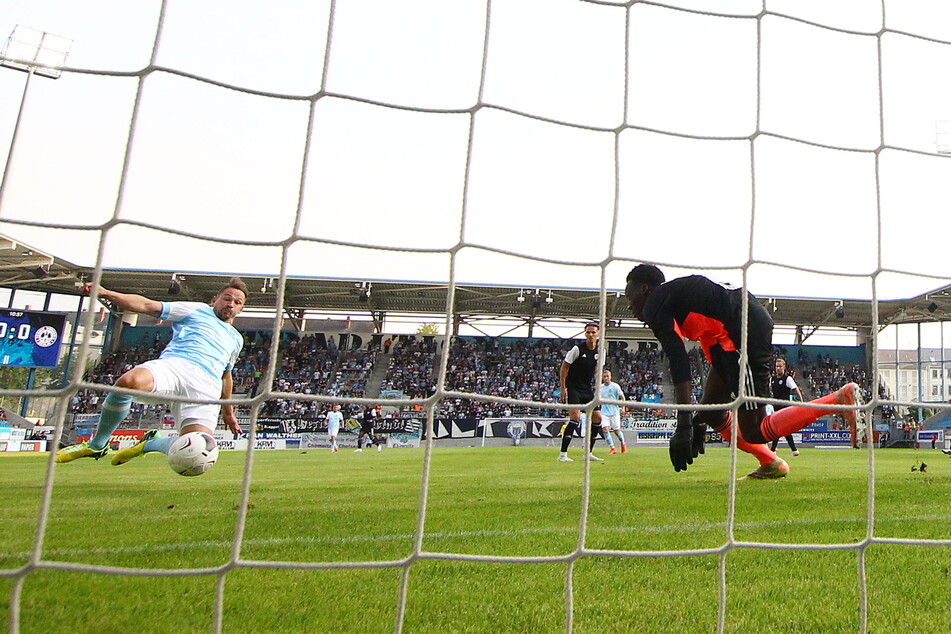 Da muss ein Torjäger zur Stelle sein: Kevin Freiberger drückt den Ball zum 1:0 über die Linie.