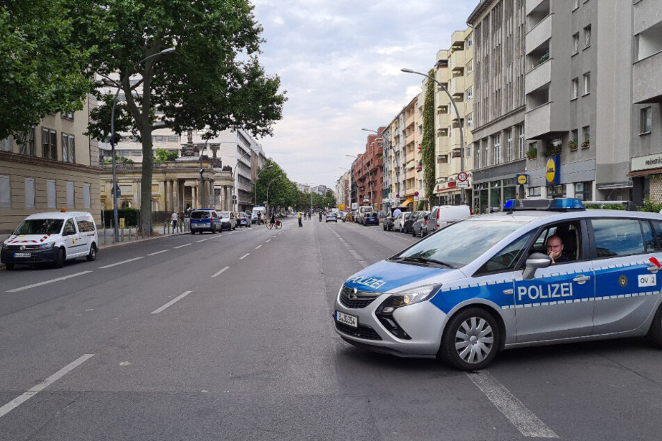 Polizisten sichern die Unfallstelle ab.