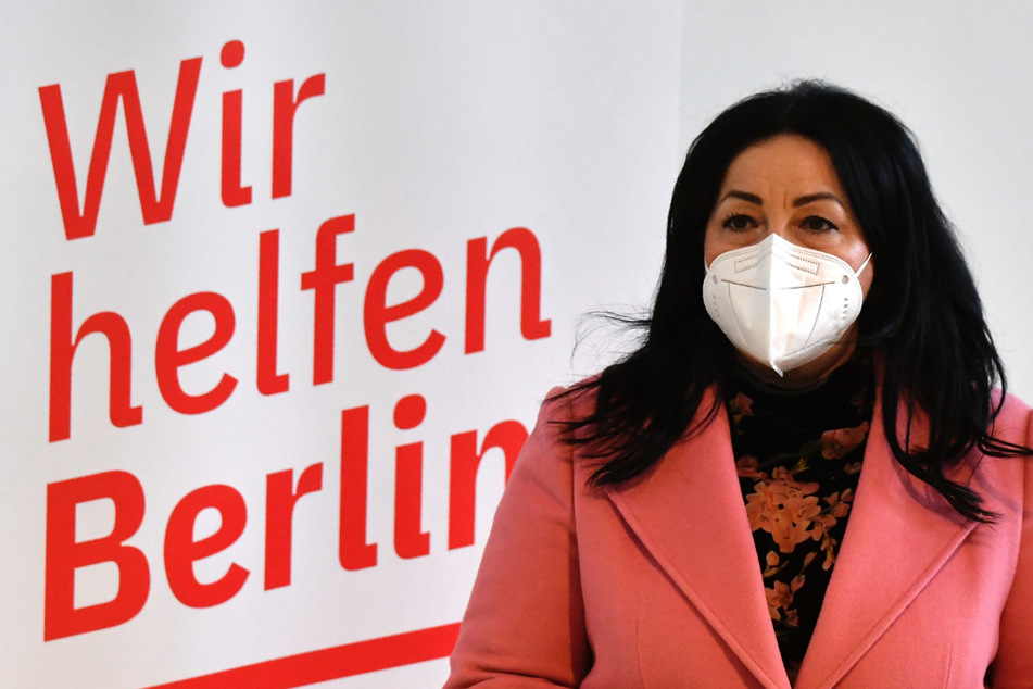 Dilek Kalayci (54, SPD) steht im neuen Corona-Impfzentrum am ehemaligen Flughafen Tempelhof.