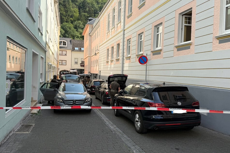 In Bad Bertrich (Landkreis Cochem-Zell) hatte sich am Donnerstagmittag ein 37-jähriger Mann in seiner Wohnung verschanzt.