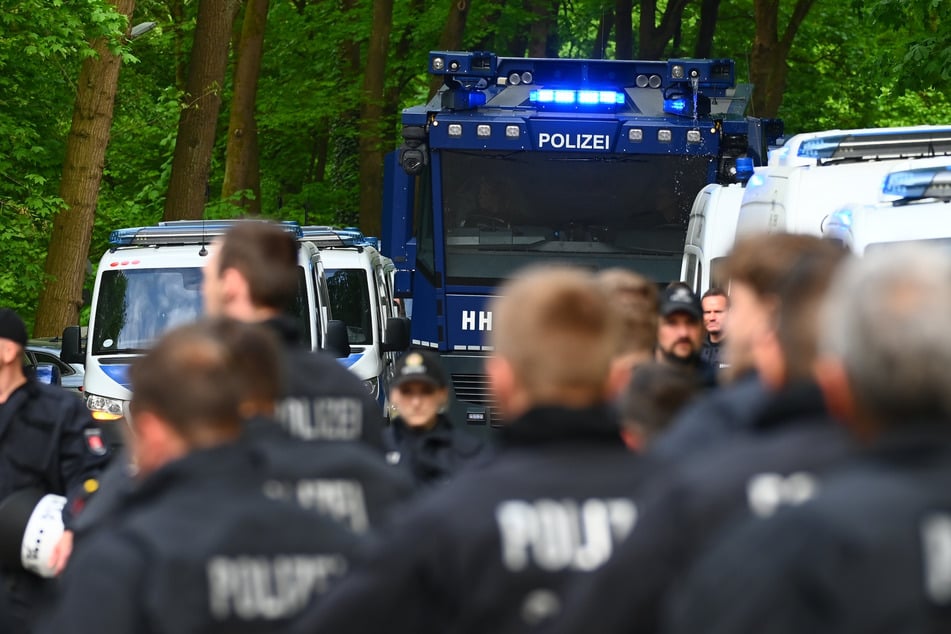 Die Polizei hält eine Hundestaffel und Wasserwerfer bereit, sollte es zu Ausschreitungen kommen. (Symbolbild)