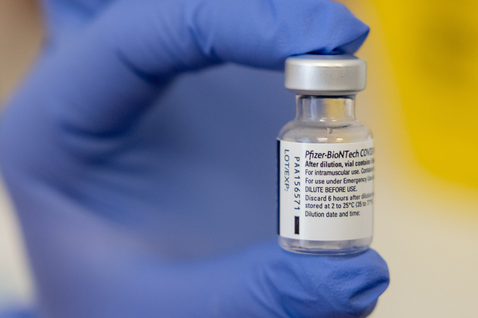 Eine Ampulle mit dem Impfstoff von Biontech/Pfizer. Das Land Niedersachsen erhält vom Bund ein Sonderkontingent von 300.000 zusätzlichen Dosen.