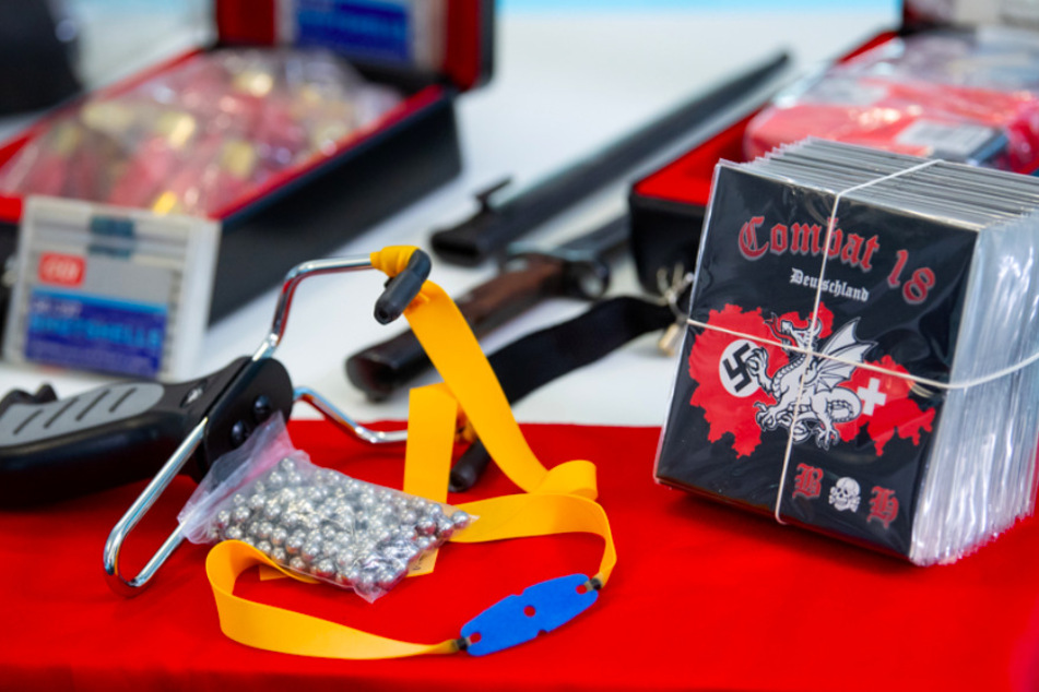 Beschlagnahmte Gegenstände (Waffen, Munition und CDs) aus der rechtsextremen Szene werden auf einer Pressekonferenz der bayerischen Zentralstelle zur Bekämpfung von Extremismus und Terrorismus gezeigt.