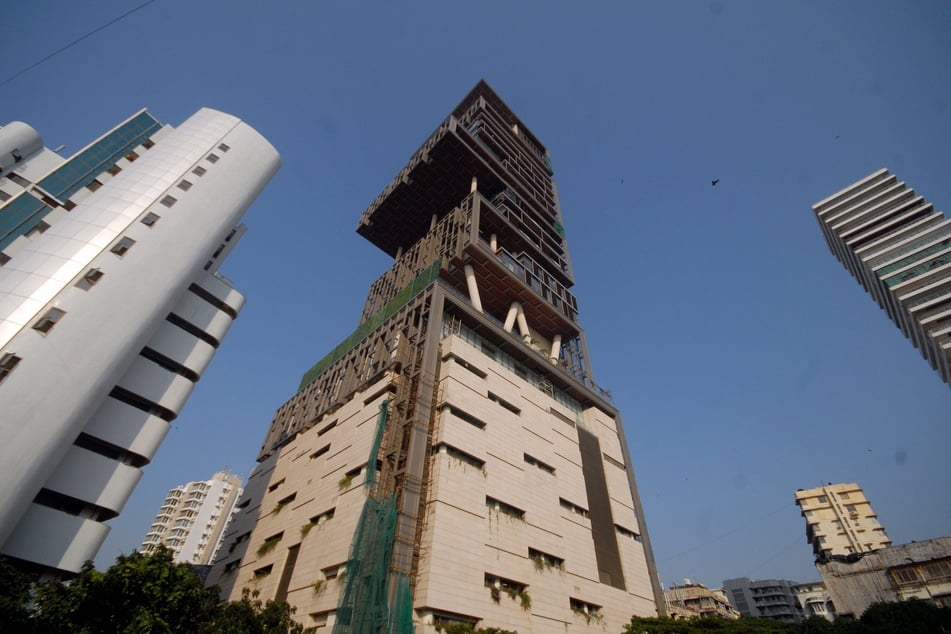 Das Antilia steht auf dem Cumballa Hill auf einem 4532 Quadratmeter großen Grundstück in einer der zehn teuersten Straßen der Welt.