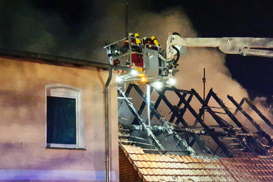 Die Einsatzkräfte der Feuerwehr im Einsatz vor Ort.