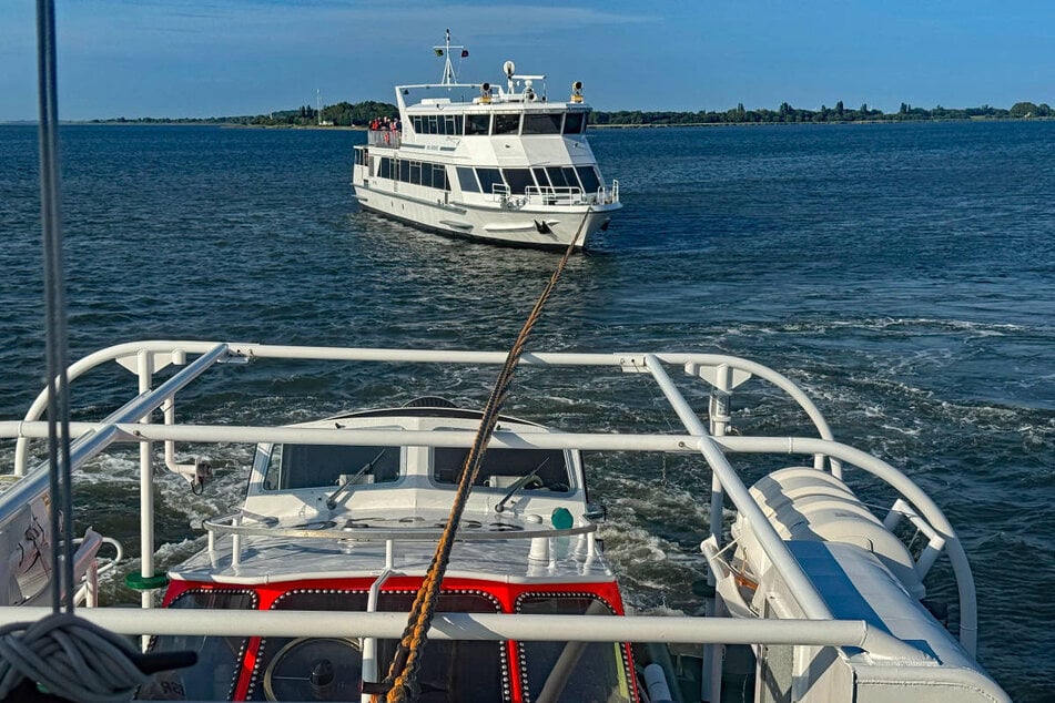 Die Fähre musste von einem Seenotrettungskreuzer ins Schlepptau genommen werden.