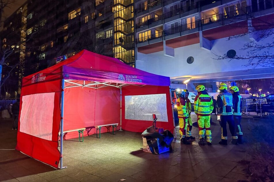 Die Feuerwehr war nach eigenen Angaben mit 48 Kräften rund zwei Stunden vor Ort.