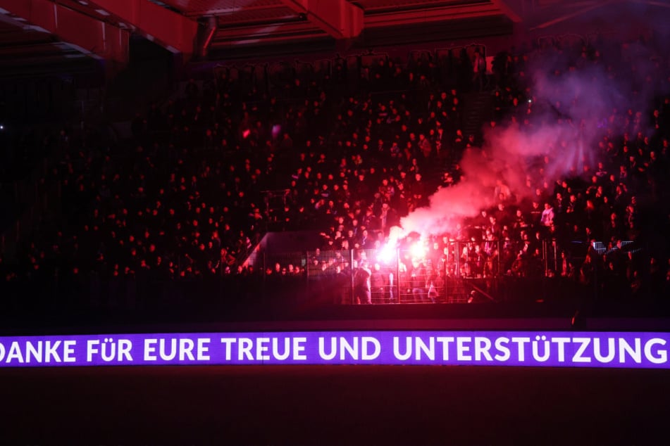Aue und seine Fans - eine Macht im Schacht! 6000 waren Mittwochabend gekommen, um den Geburtstag zu feiern.