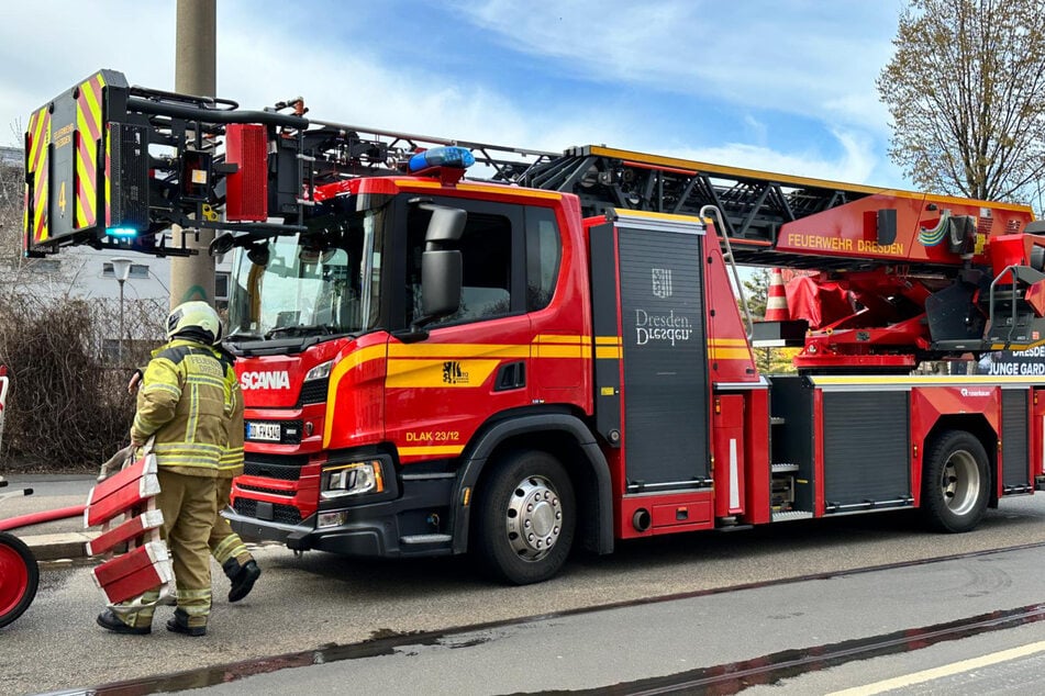 Die Feuerwehr Dresden war mit einem Großaufgebot vor Ort.