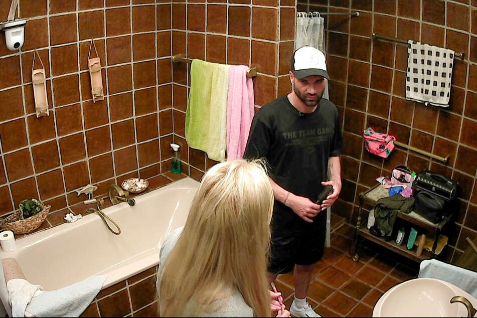 Sogar im Bad, beim morgendlichen Waschgang, hat Michelle (42) nicht ihre Ruhe. Mike belagert sie und fragt, ob sein Outfit für den Tag angemessen sei.