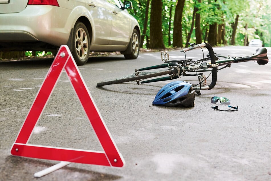 Auto fährt Radler vor Kreuzung um: Polizei ermittelt wegen fahrlässiger Körperverletzung