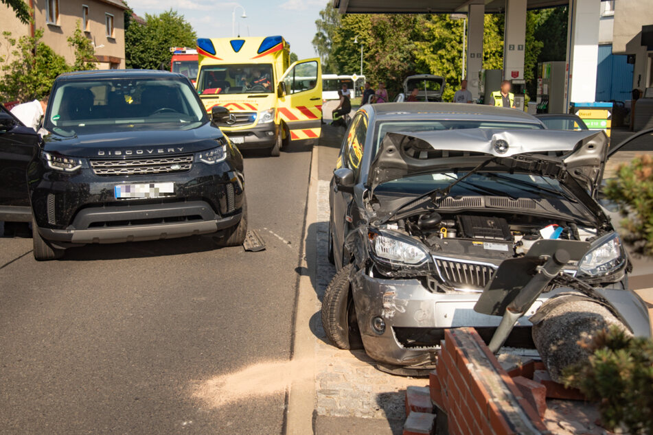 Auf der Hauptstraße von Rammenau kam es am heutigen Samstagnachmittag zum Crash: Ein Skoda stieß beim Überholen mit dem schwarzen Land Rover zusammen.