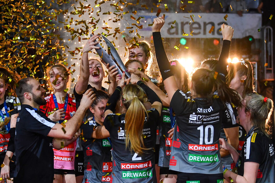 Am 16. Februar feierten die DSC-Girls in Mannheim ihren Pokaltriumph über Stuttgart. Jetzt können die Trikots ersteigert werden.