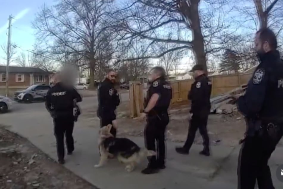 Die Polizei bedankte sich mit Streicheleinheiten beim Helden des Tages.