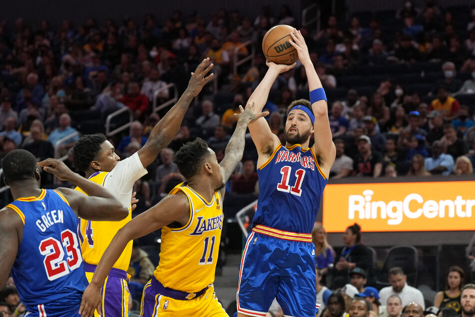 Klay Thompson (r.) shoots the ball in the Warriors' win over the Lakers.