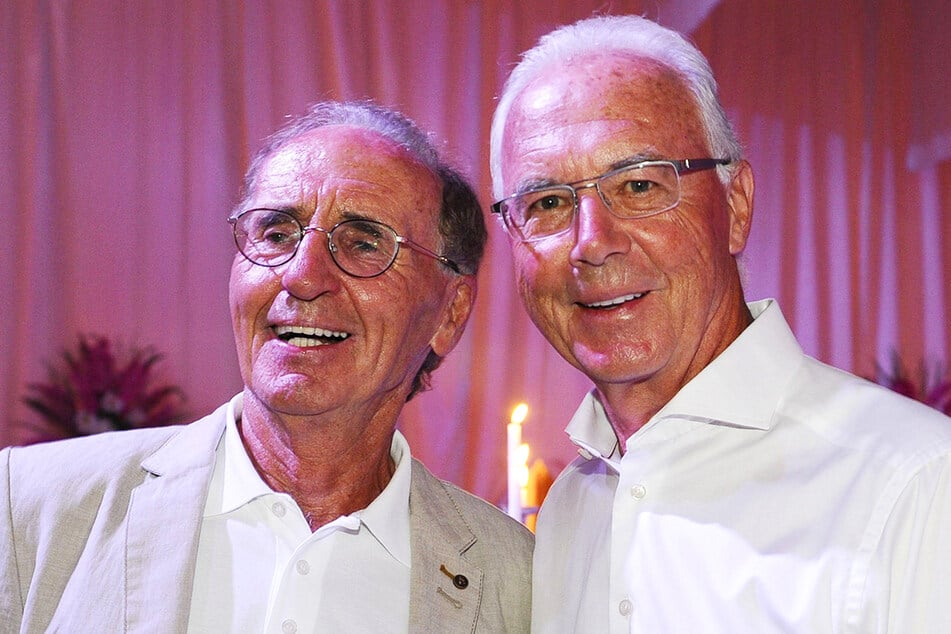 Walter Beckenbauer (83, l.) hat kurz vor dem ersten Todestag seines Bruders Franz Beckenbauer (†78) seltene Einblicke in sein Seelenleben gewährt.