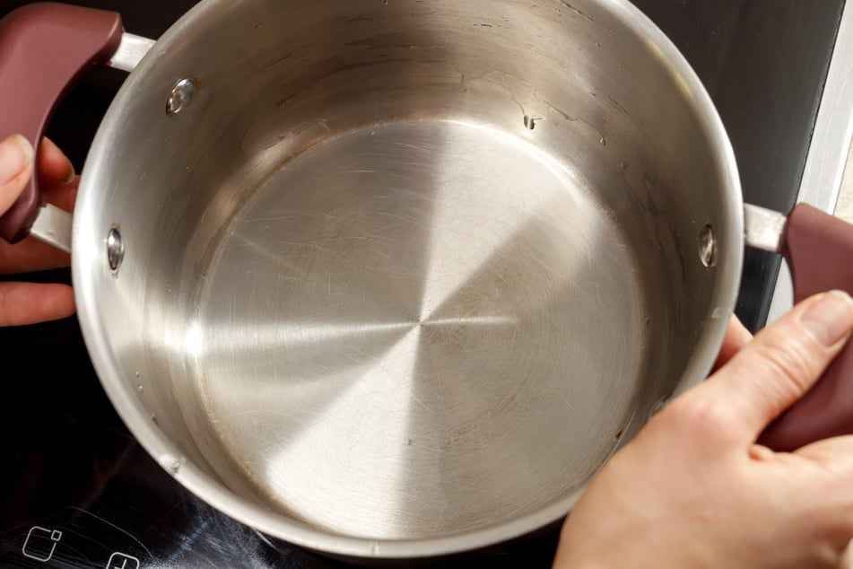 Die Betrüger verlangten die Geldübergabe in einem Kochtopf. (Symbolbild)