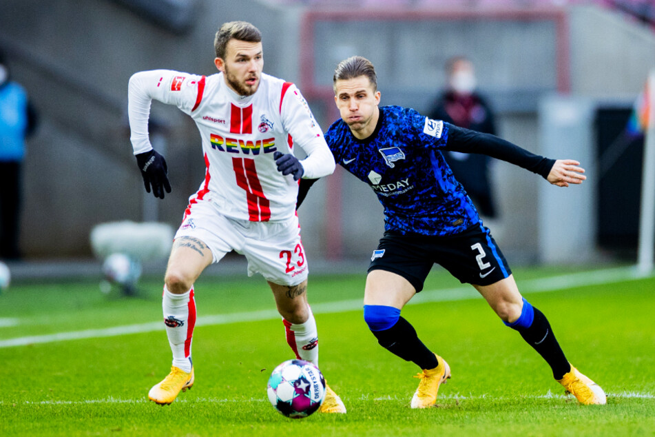 Kölns Linksverteidiger Jannes Horn (l.) schirmt den Ball vor Herthas Rechtsverteidiger Peter Pekarik ab.