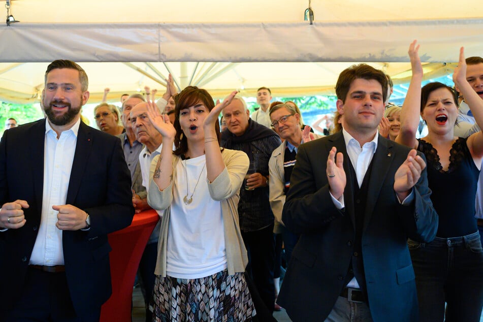 Applaus am Wahlabend: Hier jubelt Rasha Nars (vorn, im weißen Shirt) unter anderem zusammen mit Sachsens Wirtschaftsminister Martin Dulig (47, SPD, l.).