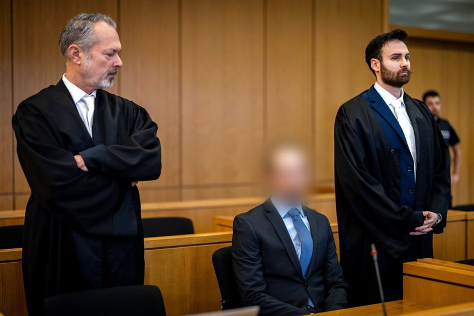 Der Angeklagte Manfred G. (M.) zwischen seinen Anwälten Harald Bex (l.) und Nikolai Doszna (r.).