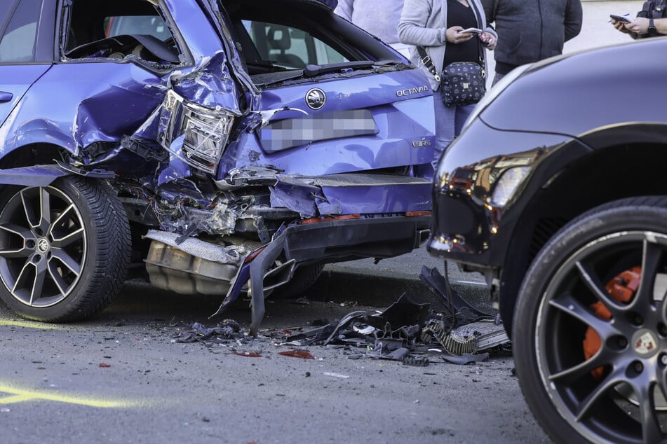 Warum die 18-Jährige mit dem Porsche-SUV in den geparkten Skoda raste, ist noch unklar.