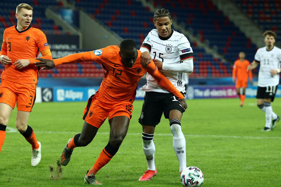 Kölns Ismail Jakobs (21) steht aktuell für die deutsche U21-Nationalmannschaft auf dem Platz. In der Bundesliga erwartet ihn danach wieder der Abstiegskampf.