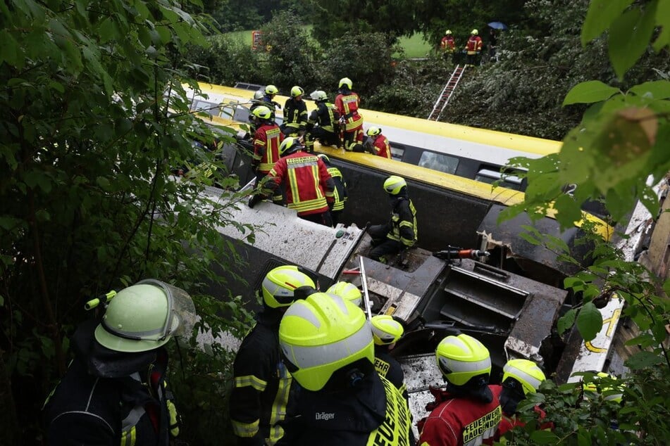 Für die Einsatzkräfte war es ein stundenlanger Kampf auf unwegsamem Gelände.
