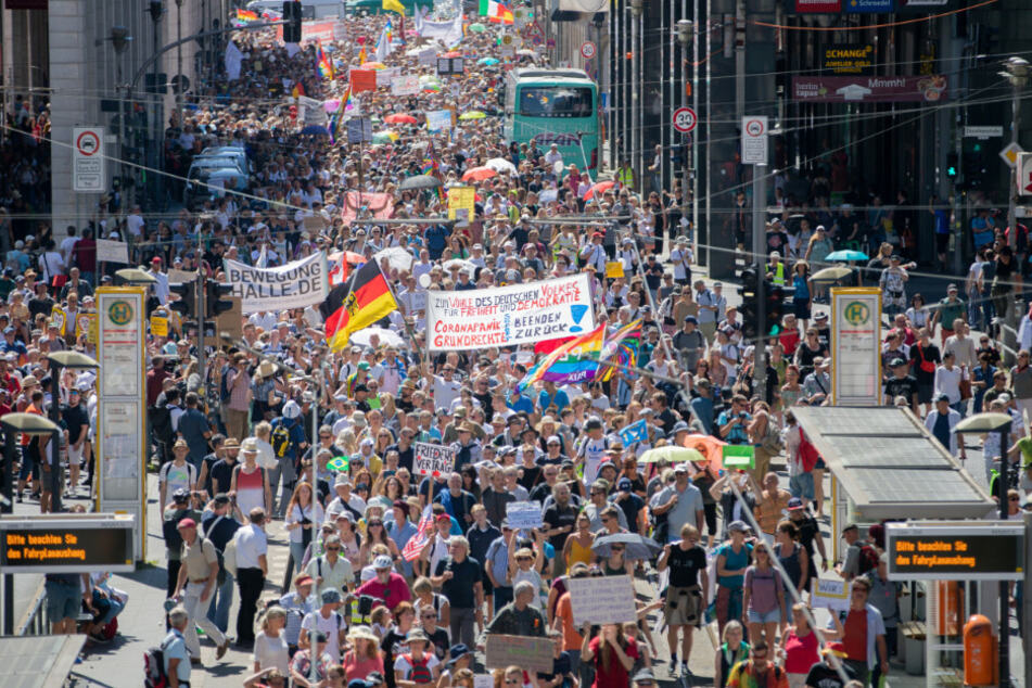 Tausende ziehen bei der Demonstration gegen Corona-Maßnahmen über die Friedrichstraße.