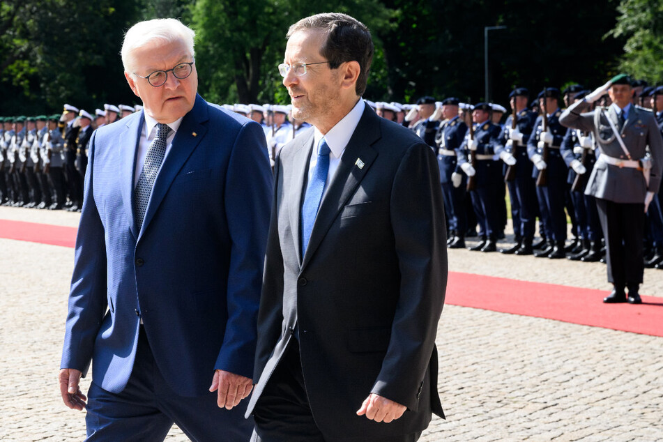 Bundespräsident Frank-Walter Steinmeier (66, l.) empfängt Izchak Herzog (61), Präsident von Israel, im Schloss Bellevue.