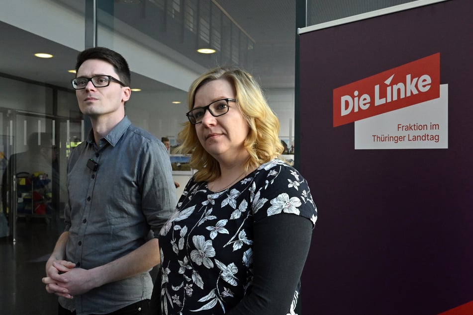 Katja Mitteldorf (*1985), parlamentarische Geschäftsführerin der Linke-Fraktion (rechts) - hier neben dem Fraktionsvorsitzenden Christian Schaft (*1991), sagte "Die Fraktion ist nicht Mehrheitsbeschaffer für die Brombeere." (Archivbild)