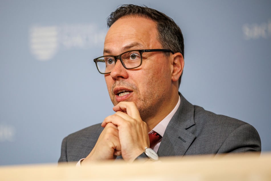 Wirtschaftsminister Dirk Panter (51, SPD) will Tankstellen stärker kontrollieren.