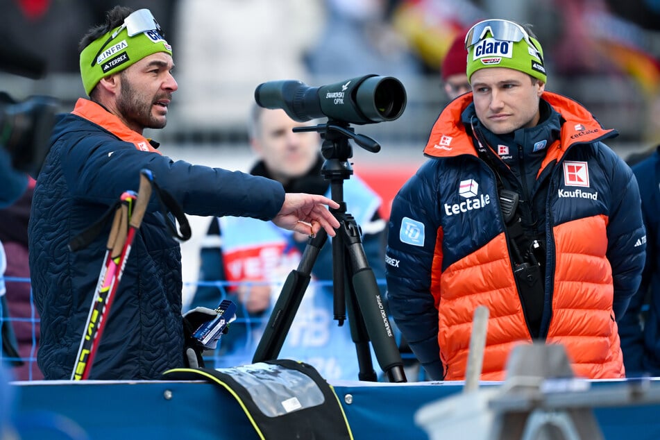 Kristian Mehringer (44, l.) und Sverre Olsbu Røiseland (35) müssen ihren Hut als Trainer der deutschen Biathlon-Damen nehmen.