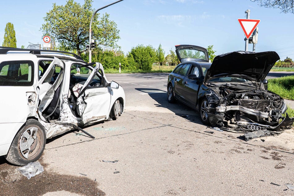 Beide Fahrzeuge wurden durch den Unfall sichtbar stark beschädigt.