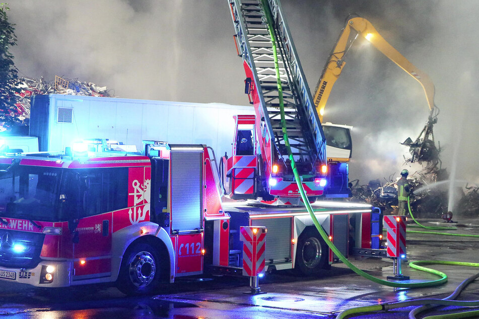 Mitarbeiter des betroffenen Unternehmens unterstützten die Einsatzkräfte der Düsseldorfer Feuerwehr mit ihren Baggern.