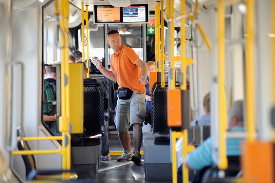 Ein Kontrolleur bei der Arbeit: In Dresden betrug der Anteil der Schwarzfahrer im Jahr 2022 um die 2,7 Prozent.