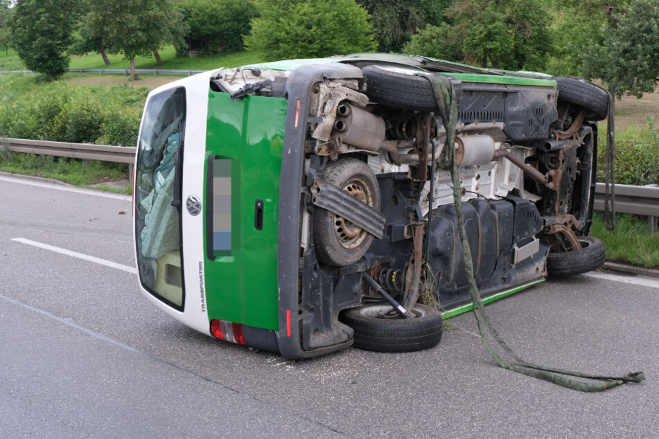 Der 21-jährige Fahrer des VW-Transporters wurde bei dem Unfall schwer verletzt.