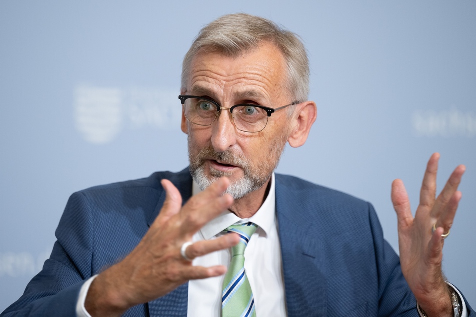 Der sächsische Innenminister Armin Schuster (61, CDU) arbeitet an einem Gesetzentwurf zu einem "Verfassungstreue-Check" für Beschäftige im Staatsdienst.