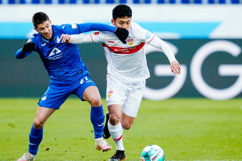 Hoffenheims Andrej Kramaric (29, l.) und Stuttgarts Wataru Endo (27) kämpfen um den Ball.