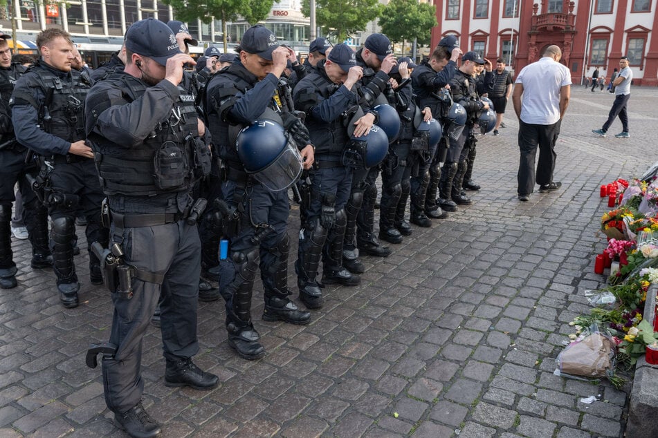 Bereits am Sonntag trauerten Polizisten auf dem Marktplatz in Mannheim um ihren getöteten Kollegen.