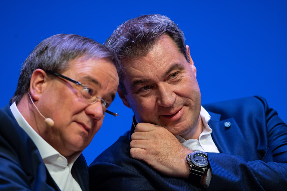 NRW-Ministerpräsident Armin Laschet (59, CDU, l) und Bayerns Ministerpräsident Markus Söder (53, CSU) sitzen beim offiziellen Start der Unions-Parteien zum Europawahlkampf im April 2019 auf der Bühne.