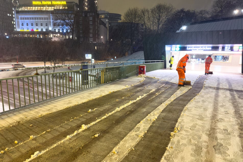 Mitarbeiter der Stadtreinigung sind in Hamburg wegen des Wetters im Einsatz.