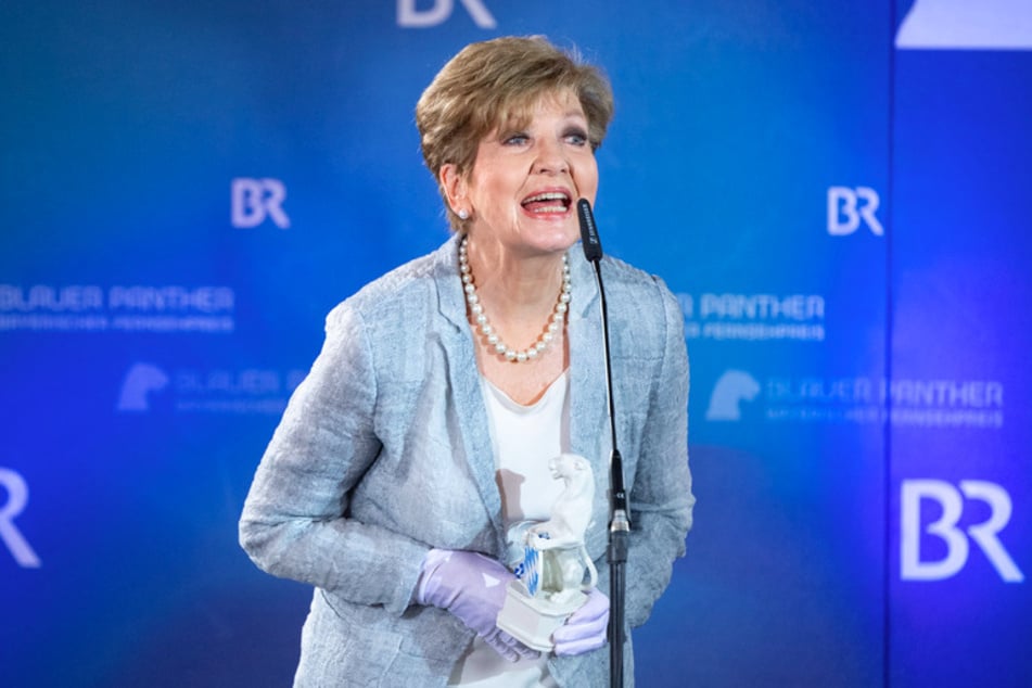 Carolin Reiber, Fernsehmoderatorin, hält während der Verleihung des Bayerischen Fernsehpreises 2020 in der Residenz ihren Preis in den Händen.