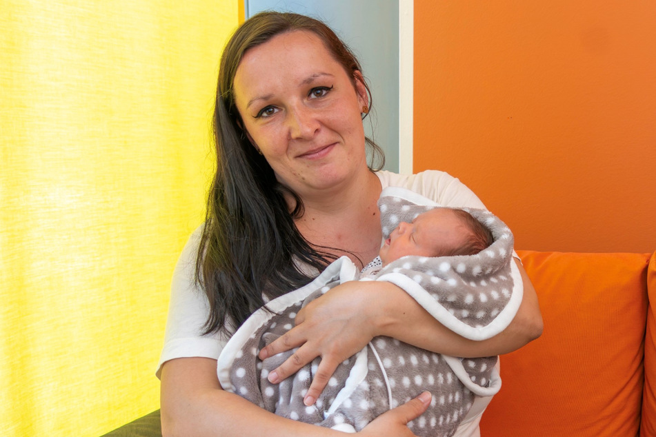 Mutter Anne Schlüter (31) mit ihrer Tochter Marte Bonny (1 Monat). Das Frühgeborene wurde in den ersten Lebenstagen mit gespendeter Muttermilch versorgt, bis es die Mama selbst konnte.